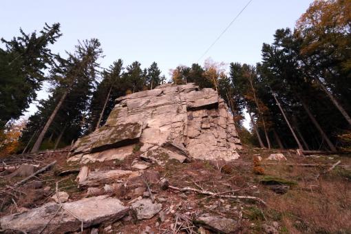 Skała Kamienica oświetlona zachodzącym słońcem