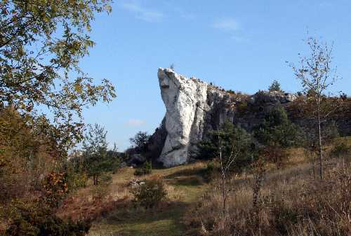 Charakterystycznie przewieszona skała Dziewica