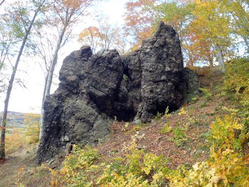 Skała Mała w Spękanych Skałach koło Jarkowic