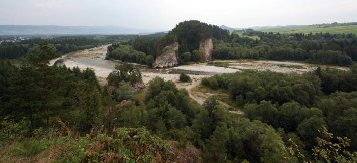 Panorama rezerwatu "Przełom Białki pod Krempachami" ze skałą Kramnicą